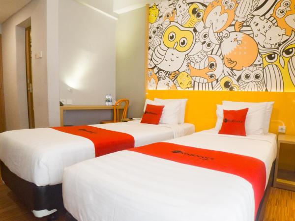 RedDoorz Apartment near Bundaran Satelit Surabaya : photo 2 de la chambre chambre lits jumeaux