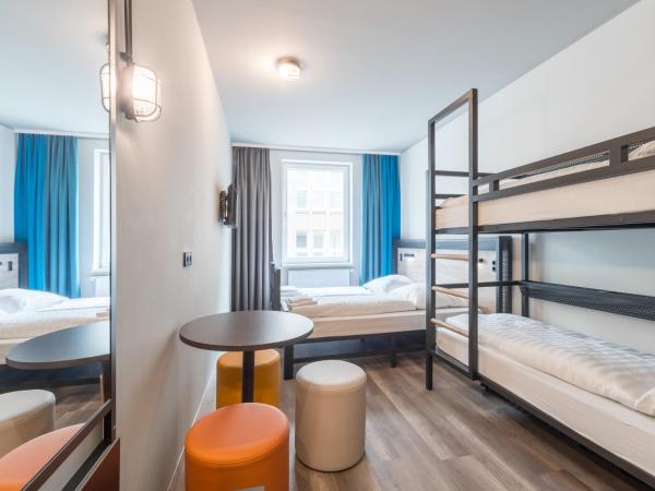 a&o Köln Neumarkt : photo 2 de la chambre chambre familiale (2 adultes et 2 enfants)