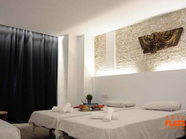 Art&Flats Hostel : photo 10 de la chambre chambre triple avec salle de bains privative