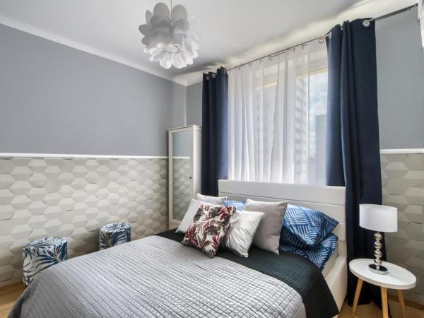 ClickTheFlat Palace of Culture View - Apart Rooms : photo 2 de la chambre chambre double standard avec salle de bains commune