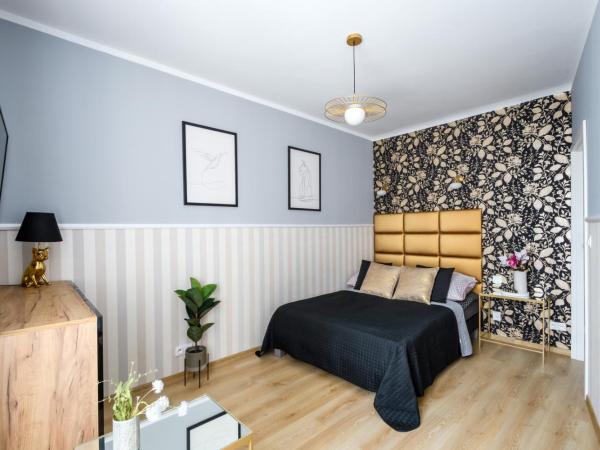 ClickTheFlat Palace of Culture View - Apart Rooms : photo 2 de la chambre chambre double standard avec salle de bains commune