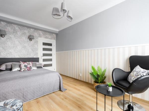 ClickTheFlat Palace of Culture View - Apart Rooms : photo 2 de la chambre chambre double standard avec salle de bains commune