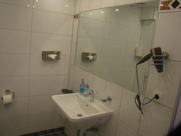 Milano Hotel : photo 6 de la chambre chambre double avec salle de bains privative