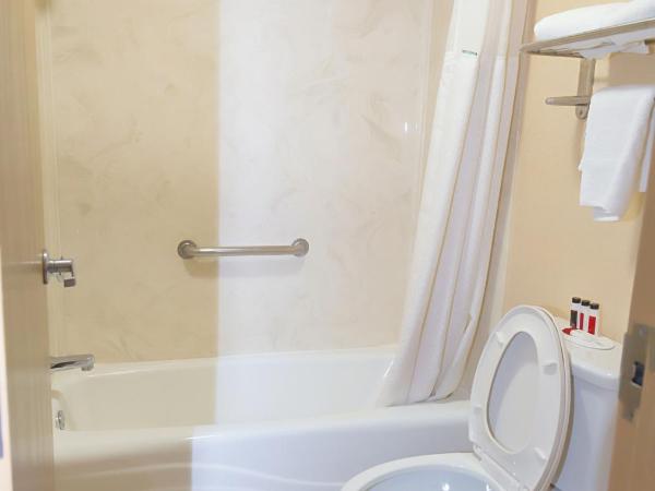 Days Inn by Wyndham Oklahoma City : photo 9 de la chambre chambre deluxe avec 2 lits queen-size - non-fumeurs