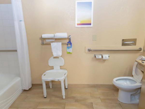 Days Inn by Wyndham Oklahoma City : photo 5 de la chambre chambre lit king-size pour personnes à mobilité réduite - non-fumeurs