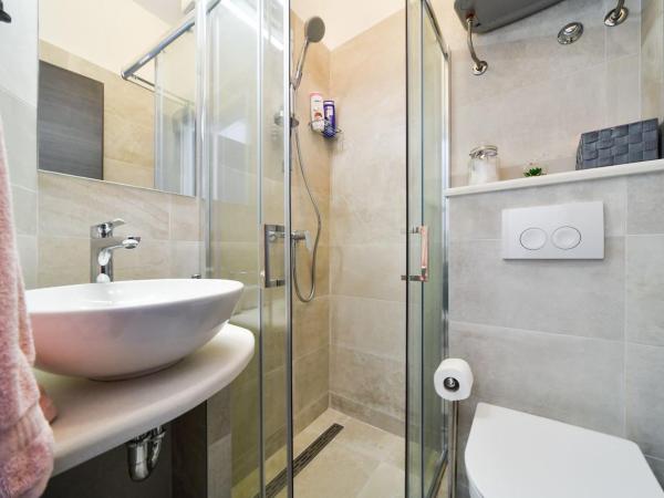 Rooms Nekic 1 : photo 7 de la chambre chambre lits jumeaux avec salle de bains