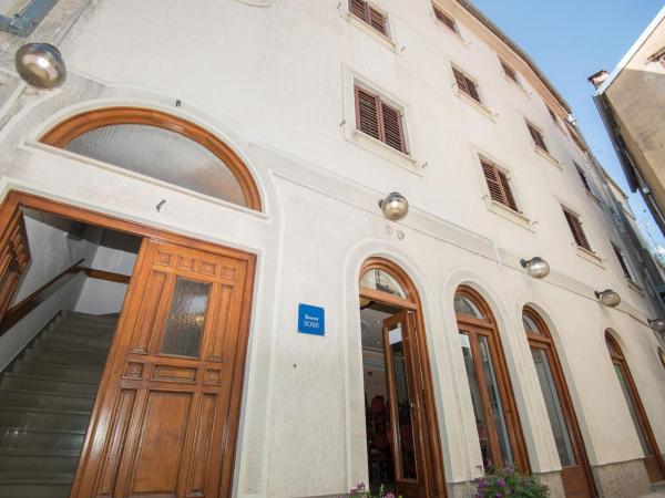 Rooms Nekic 1 : photo 2 de la chambre chambre lits jumeaux avec salle de bains