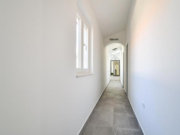 Rooms Nekic 1 : photo 9 de la chambre chambre lits jumeaux avec salle de bains