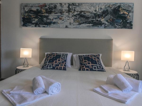 Pine House - Faro Airport, Beach and City Center : photo 3 de la chambre chambre double avec salle de bains privative