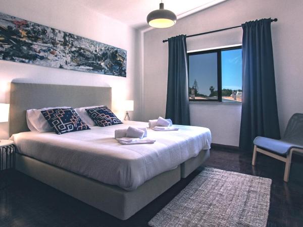 Pine House - Faro Airport, Beach and City Center : photo 1 de la chambre chambre double avec salle de bains privative
