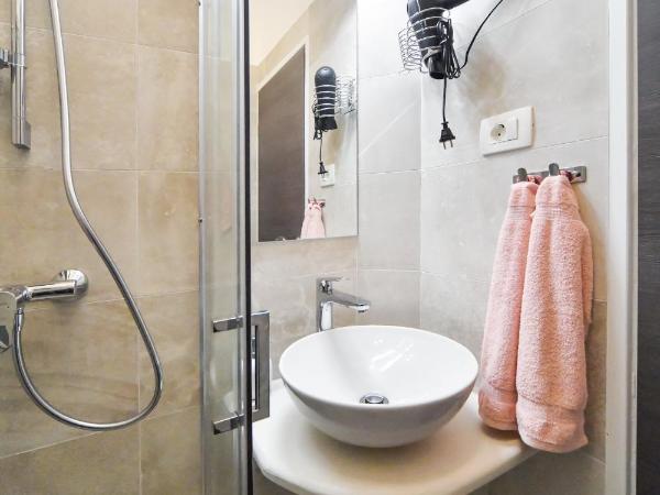 Rooms Nekic 1 : photo 10 de la chambre chambre double avec salle de bains privative