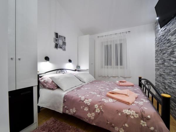 Rooms Nekic 1 : photo 4 de la chambre chambre double avec salle de bains privative