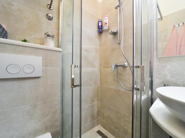 Rooms Nekic 1 : photo 5 de la chambre chambre double avec salle de bains privative