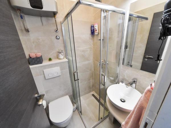 Rooms Nekic 1 : photo 6 de la chambre chambre double avec salle de bains privative