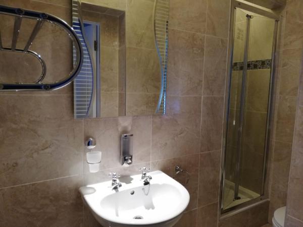 Hunters Lodge B&B : photo 5 de la chambre chambre double avec salle de bains privative