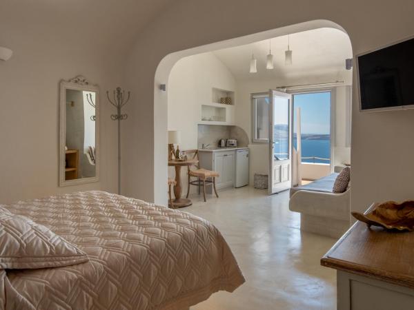 Strogili : photo 5 de la chambre chambre troglodyte deluxe avec bain à remous - vue sur caldeira