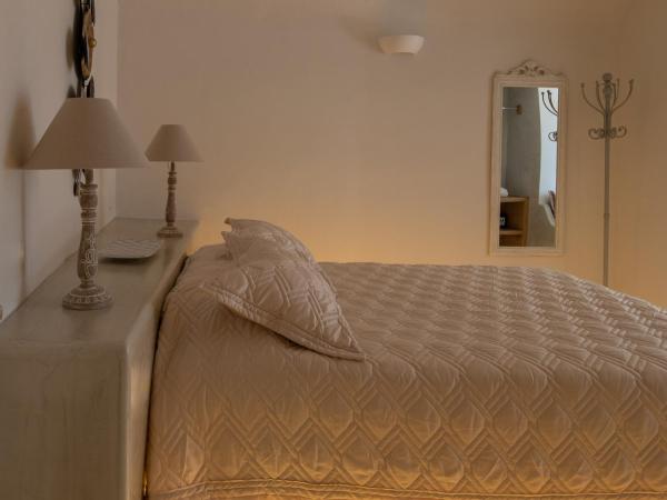 Strogili : photo 6 de la chambre chambre troglodyte deluxe avec bain à remous - vue sur caldeira