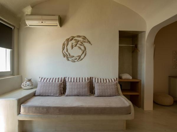 Strogili : photo 2 de la chambre chambre troglodyte deluxe avec bain à remous - vue sur caldeira