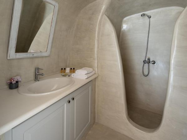 Strogili : photo 9 de la chambre chambre troglodyte deluxe avec bain à remous - vue sur caldeira