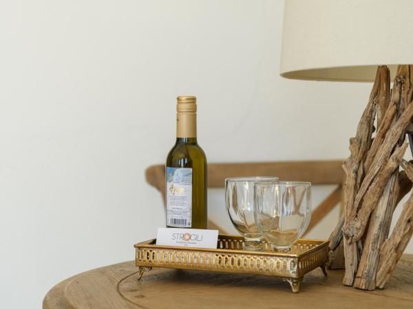 Strogili : photo 7 de la chambre chambre troglodyte deluxe avec bain à remous - vue sur caldeira