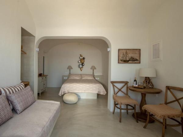 Strogili : photo 3 de la chambre chambre troglodyte deluxe avec bain à remous - vue sur caldeira