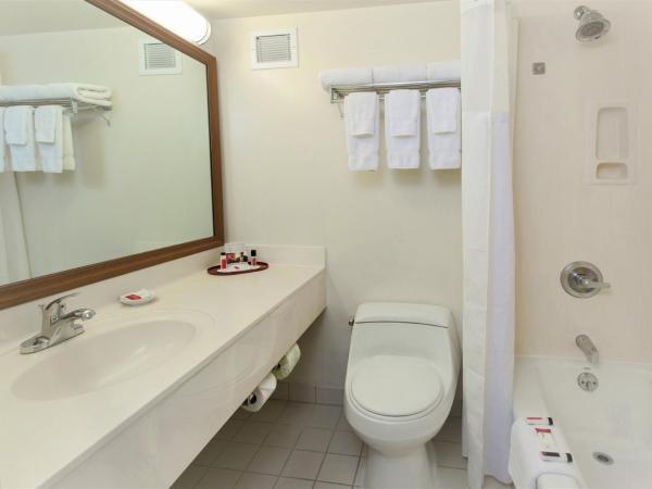 Ramada Plaza by Wyndham Waikiki : photo 3 de la chambre chambre standard lit king-size - non-fumeurs