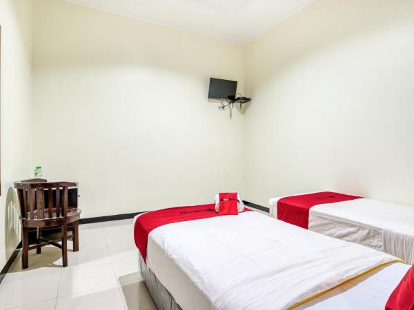 RedDoorz Syariah @ Ketintang Surabaya : photo 5 de la chambre chambre lits jumeaux