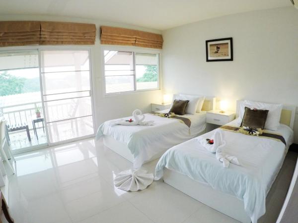 ChiangRai Lake Hill : photo 8 de la chambre chambre lits jumeaux avec balcon