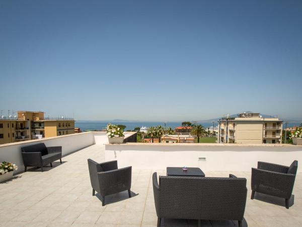 3 Suites View : photo 2 de la chambre chambre triple deluxe - vue sur mer