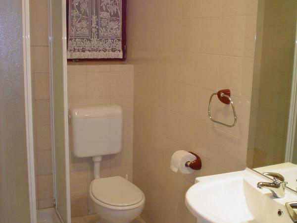 Guest House Jole : photo 8 de la chambre chambre double avec terrasse - vue sur jardin