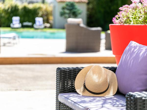 Mas Saint Julien : photo 10 de la chambre suite lit king-size - vue sur piscine