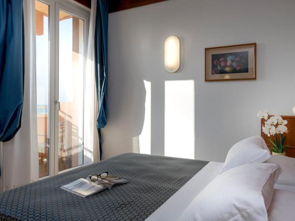Hotel Bellevue : photo 4 de la chambre chambre double ou lits jumeaux - vue latérale sur mer