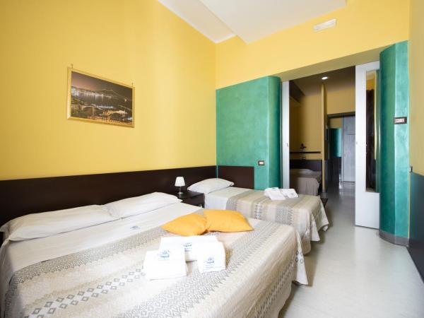 B&B Chiaia Relax : photo 5 de la chambre chambre familiale avec balcon