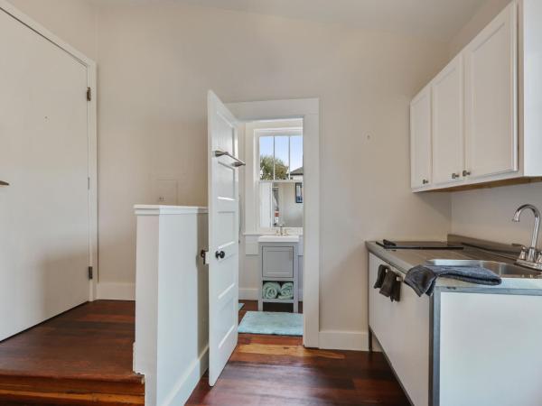 Freret Apartments near Streetcar & Tulane : photo 9 de la chambre studio lit queen-size