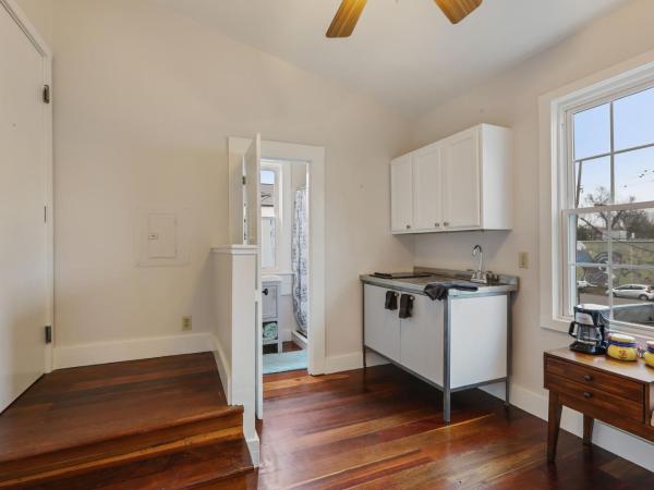 Freret Apartments near Streetcar & Tulane : photo 8 de la chambre studio lit queen-size