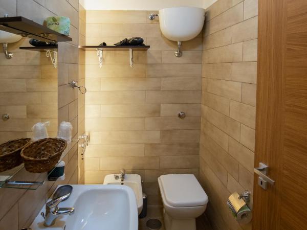 B&B Chiaia Relax : photo 5 de la chambre chambre triple avec balcon