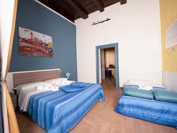 B&B Chiaia Relax : photo 1 de la chambre chambre triple avec balcon