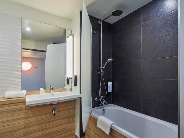 Holiday Inn Express - Le Havre Centre : photo 5 de la chambre chambre lit queen-size avec douche accessible en fauteuil roulant