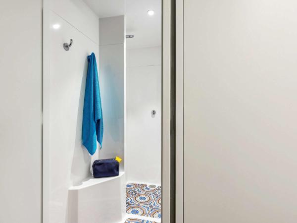 HotelF1 Perpignan Sud : photo 5 de la chambre chambre triple avec salle de bains commune