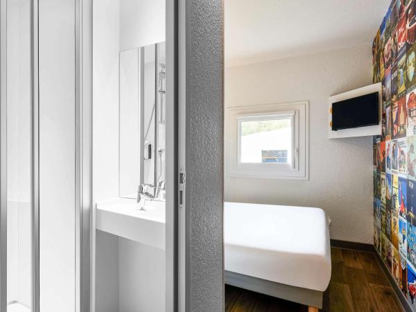 HotelF1 Perpignan Sud : photo 5 de la chambre chambre cabrio avec salle de bains privative