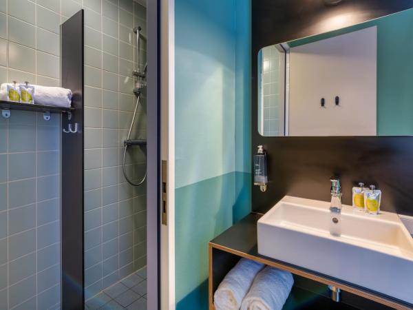 Stayokay Hostel Amsterdam Oost : photo 3 de la chambre chambre double confort avec salle de bains privative