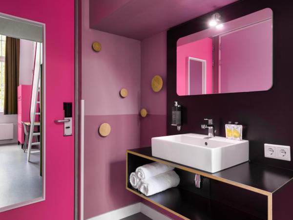 Stayokay Hostel Amsterdam Oost : photo 5 de la chambre chambre familiale 6 personnes avec salle de bains privative