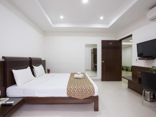 Sanctum Suites BEL Road Bangalore : photo 2 de la chambre chambre lit king-size avec balcon