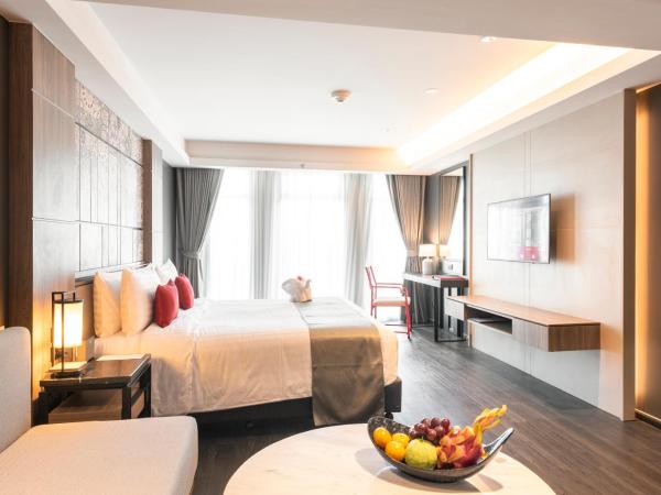 Ramada Plaza by Wyndham Chao Fah Phuket : photo 4 de la chambre suite junior lit king-size