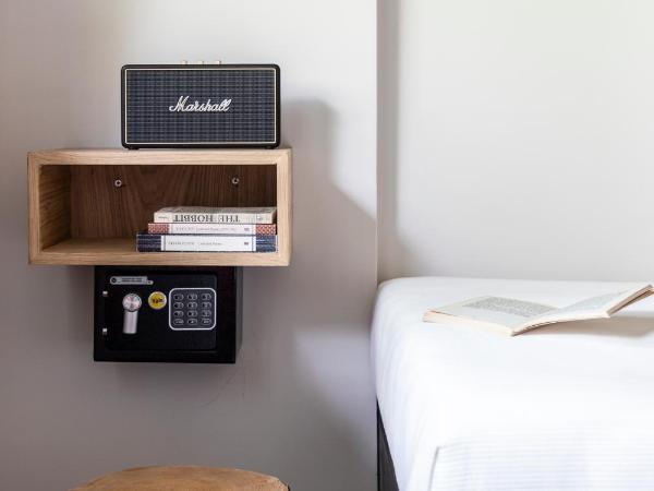 Bespoke House Athens : photo 8 de la chambre chambre triple avec balcon et sans piscine