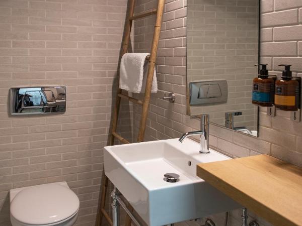 Bespoke House Athens : photo 7 de la chambre chambre triple avec balcon et sans piscine