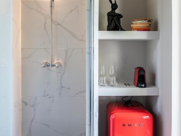 Bespoke House Athens : photo 6 de la chambre chambre triple avec balcon et sans piscine