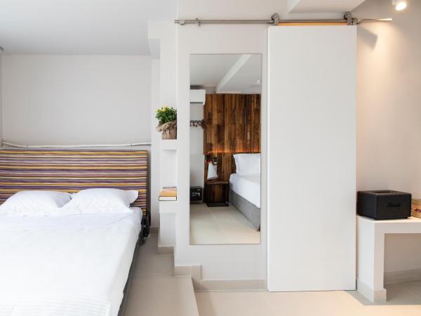 Bespoke House Athens : photo 9 de la chambre suite junior avec piscine privée