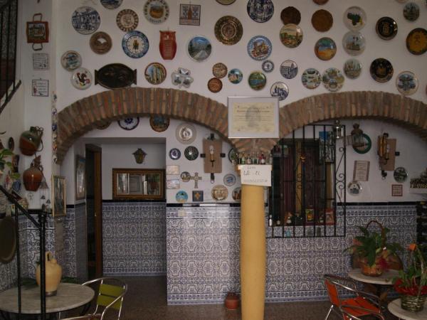 Hostal Alcázar : photo 1 de la chambre chambre double avec salle de bains commune