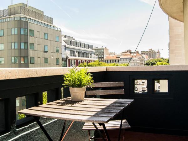 Avenue Hostel & Suites : photo 3 de la chambre chambre double supérieure avec balcon et salle de bains commune